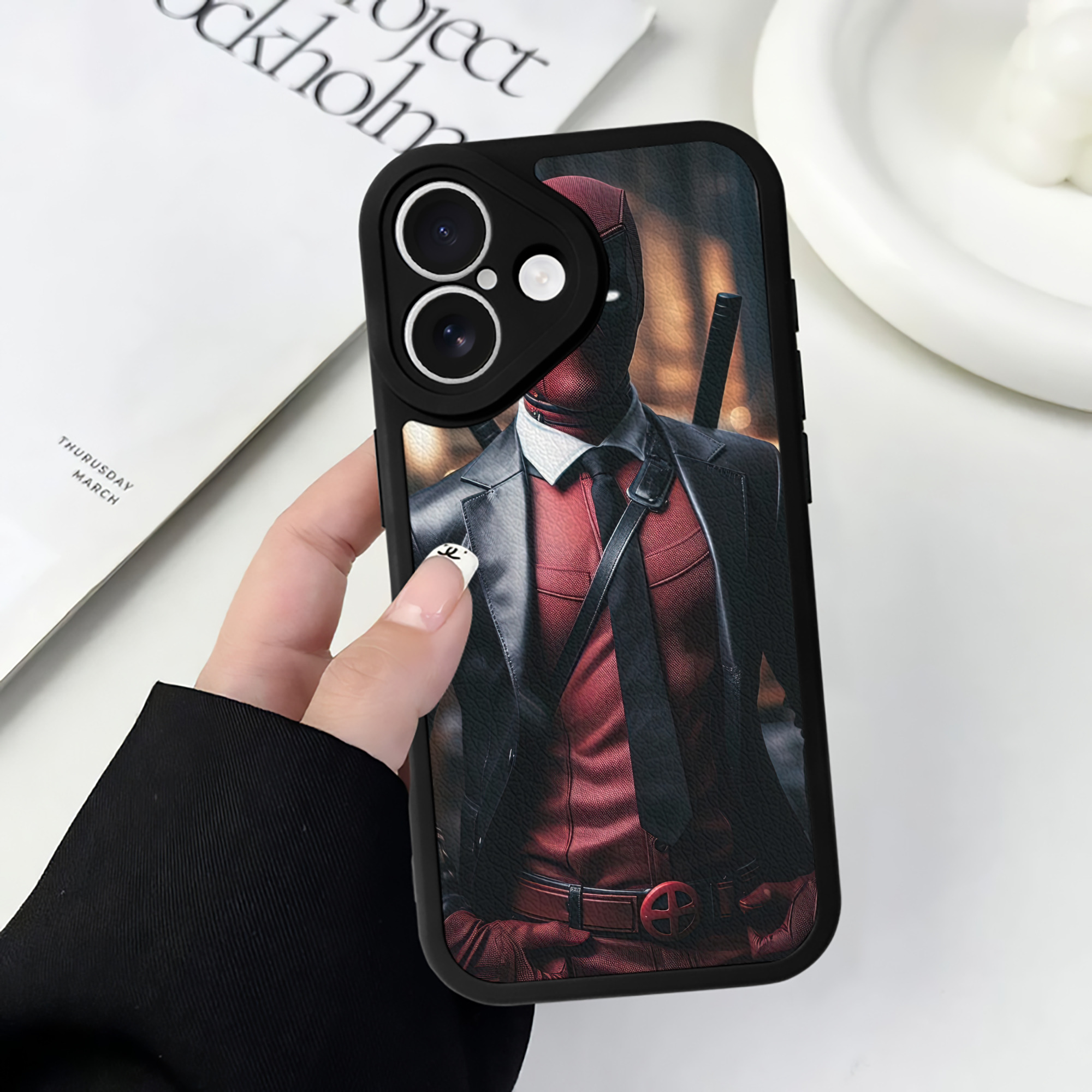 （画像用） Deadpool デッドプール 【iPhone 16シリーズ対応】シリコンスマホケース（レザー調） 材質：シリコン